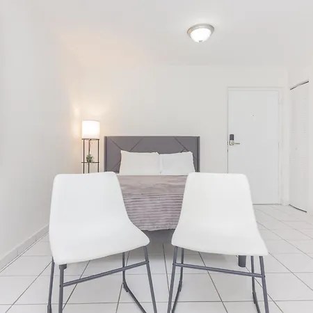 One Bedroom Apartment - With Parking & Balcony - Heart Of Wynwood